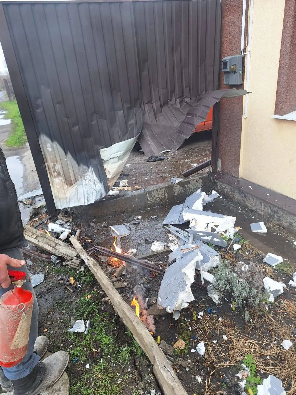 Пожежі та поранений з опіками: рф атакувала Золочівську громаду (фото)
