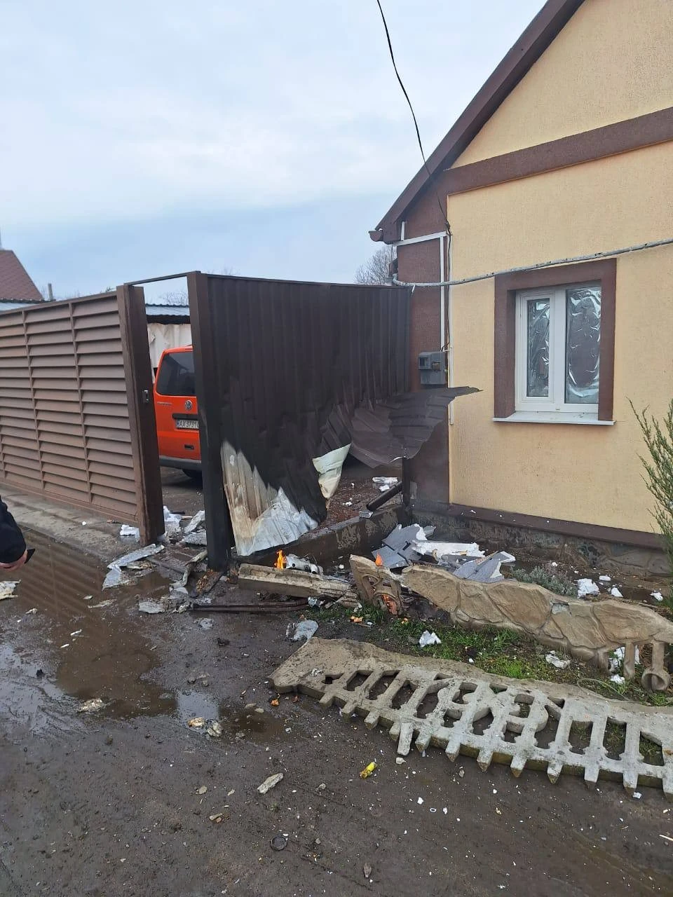 Пожежі та поранений з опіками: рф атакувала Золочівську громаду (фото)