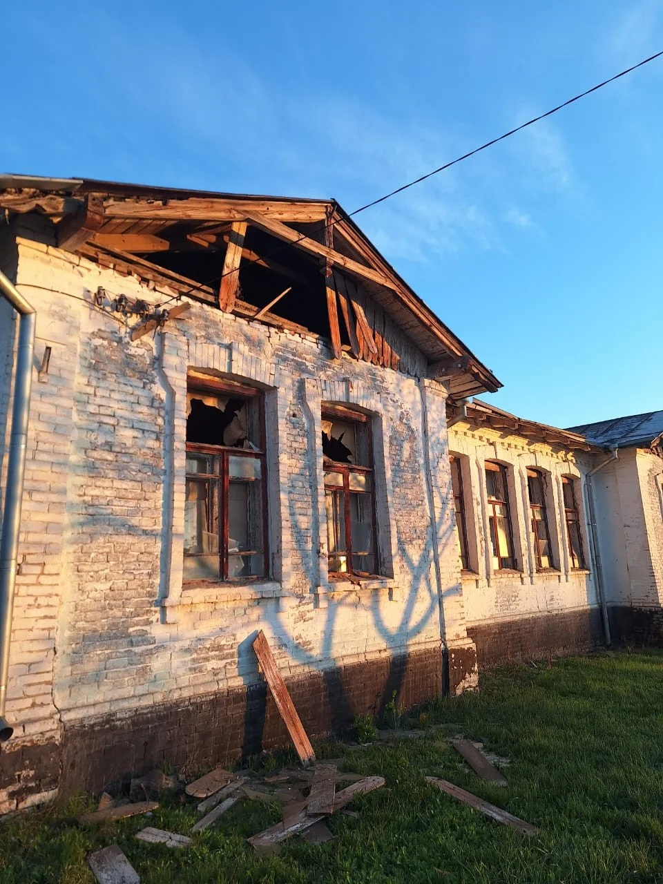 Російські дрони «Молнія» атакували Золочівську громаду: руйнування у двох селах